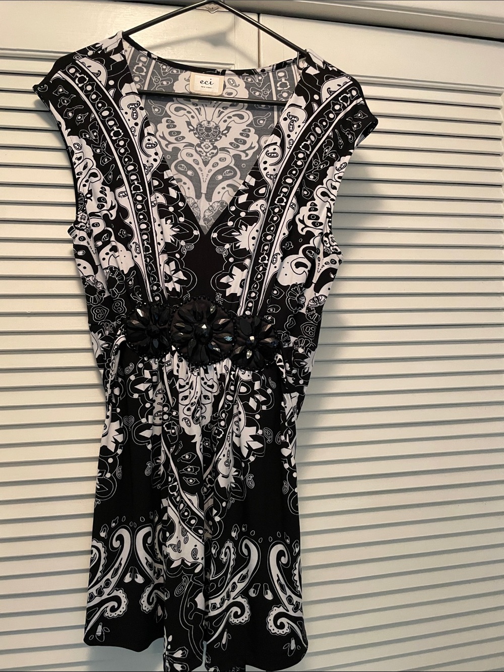 ECI Black & White Paisley V-Neck Top with Beaded Waist Floral Detail, Size: M